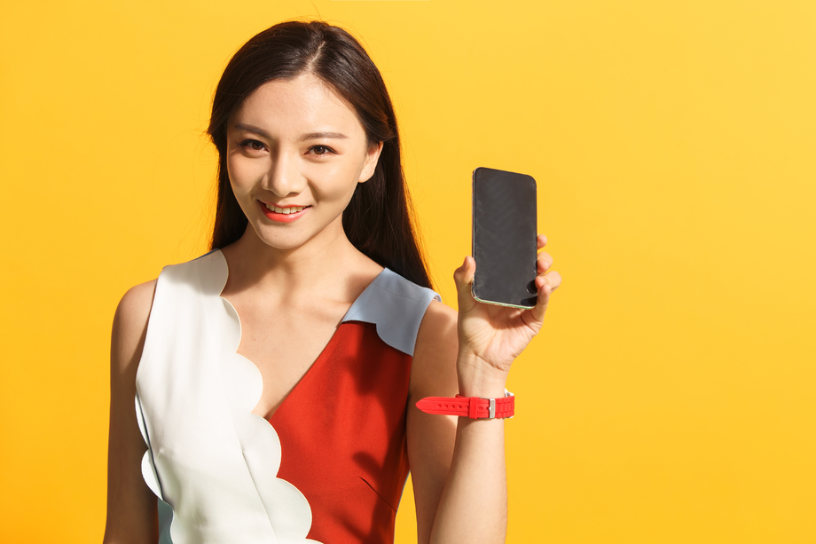 青年女人展示手机照片