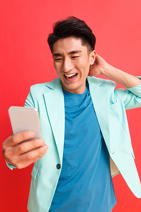青年男人看手机图片