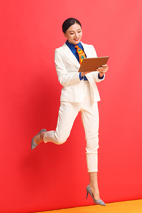 拿着平板电脑的青年女人照片