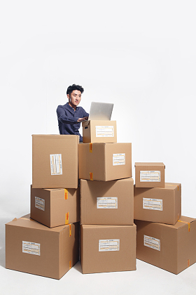 青年男人使用电脑图片