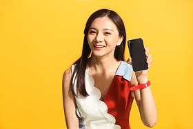 青年女人展示手机图片