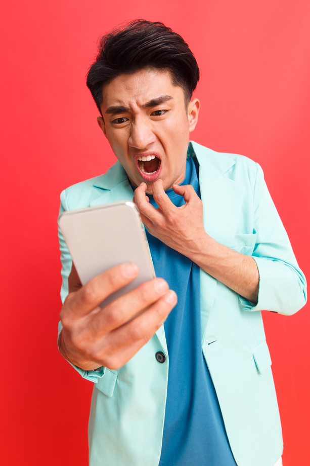 青年男人看手机照片 青年男人看手机照片