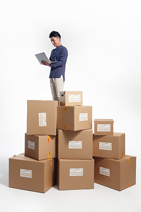 青年男人使用电脑