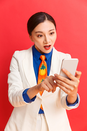 拿着手机的青年女人图片