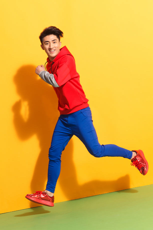 青年男人奔跑 青年男人奔跑