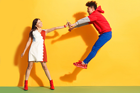 打斗的青年情侣图片