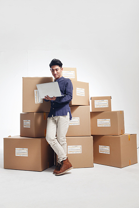 青年男人使用电脑图片