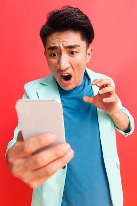 青年男人看手机