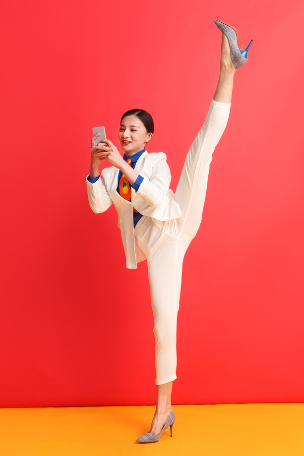 青年商务女人看手机
