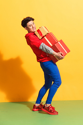 青年男人抱着礼品盒图片