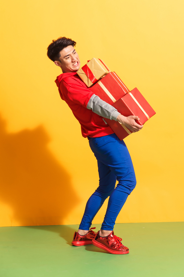 青年男人抱着礼品盒图片