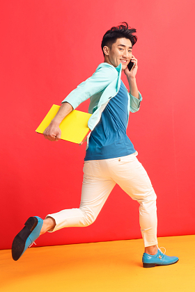 青年男人奔跑图片