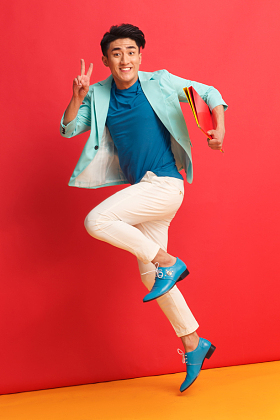 青年男人奔跑图片