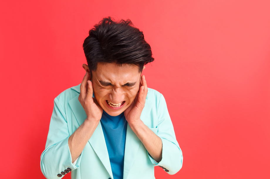 焦虑的青年男人 焦虑的青年男人