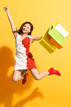 青年女人购物图片