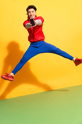 拿着手机的青年男人照片