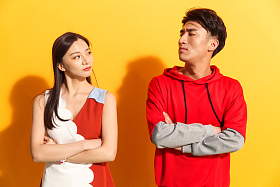 生气的青年情侣