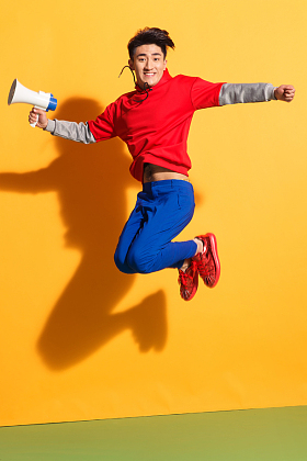 青年男人拿着话筒图片