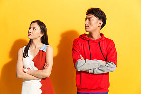生气的青年情侣图片