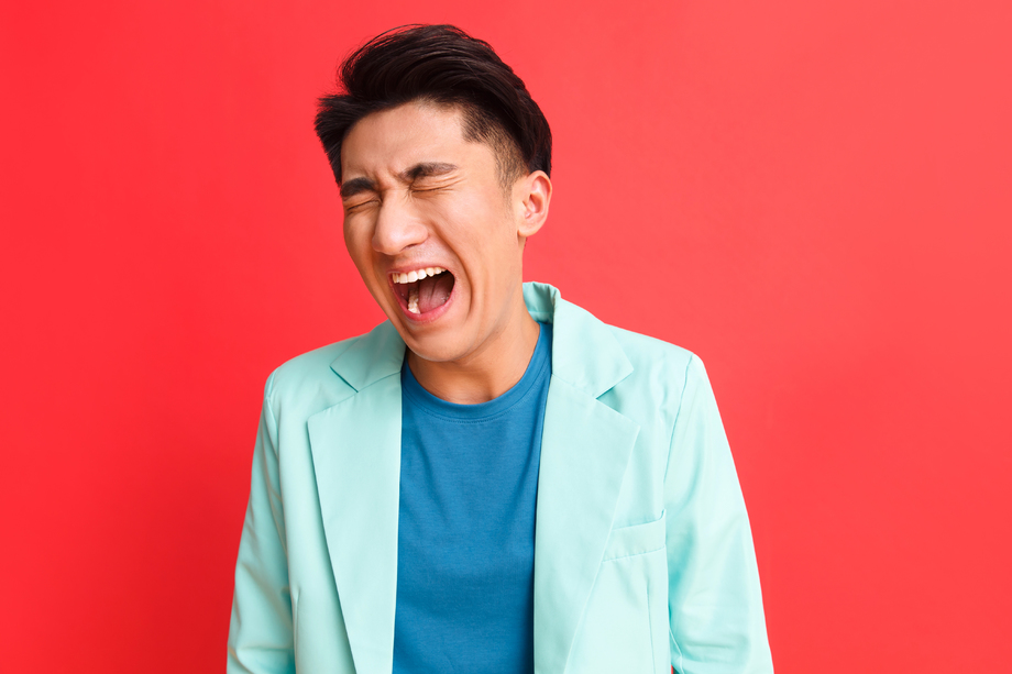 焦虑的青年男人