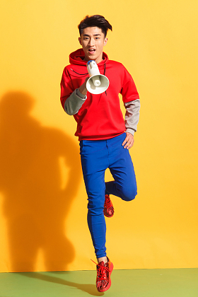 青年男人拿着话筒图片