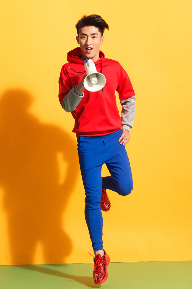 青年男人拿着话筒图片