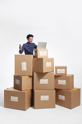 青年男人使用电脑照片