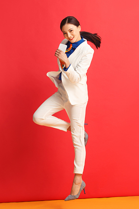 拿着手机的快乐女人图片