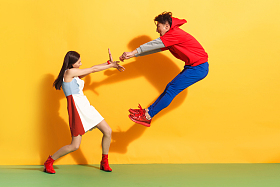 打斗的青年情侣