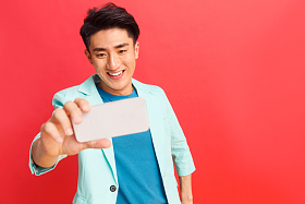 青年男人看手机照片