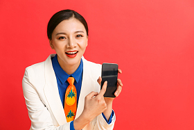 拿着手机的青年女人