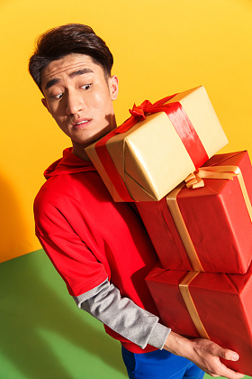 青年男人抱着礼品盒图片