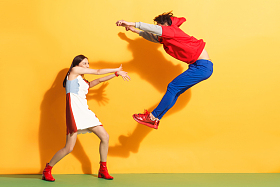 打斗的青年情侣图片