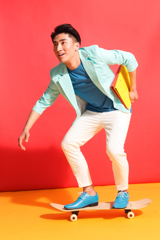 青年男人滑滑板图片