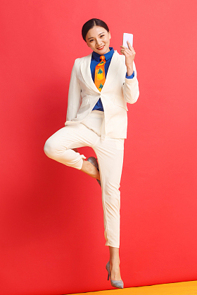 青年商务女人看手机