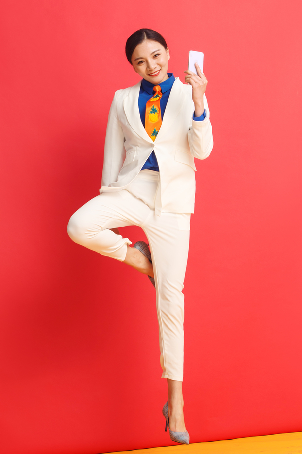 青年商务女人看手机