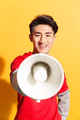 青年男人拿着话筒