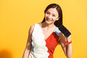 青年女人展示手机图片
