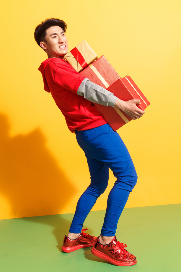 青年男人抱着礼品盒图片