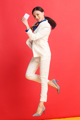 拿着手机的快乐女人