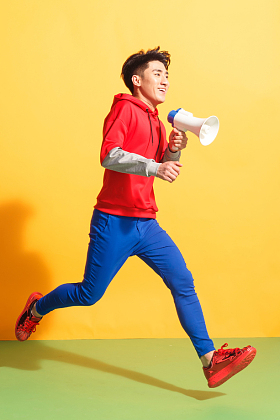 青年男人拿着话筒图片