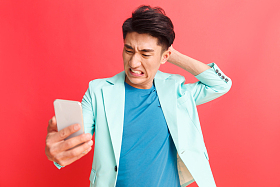 青年男人看手机照片