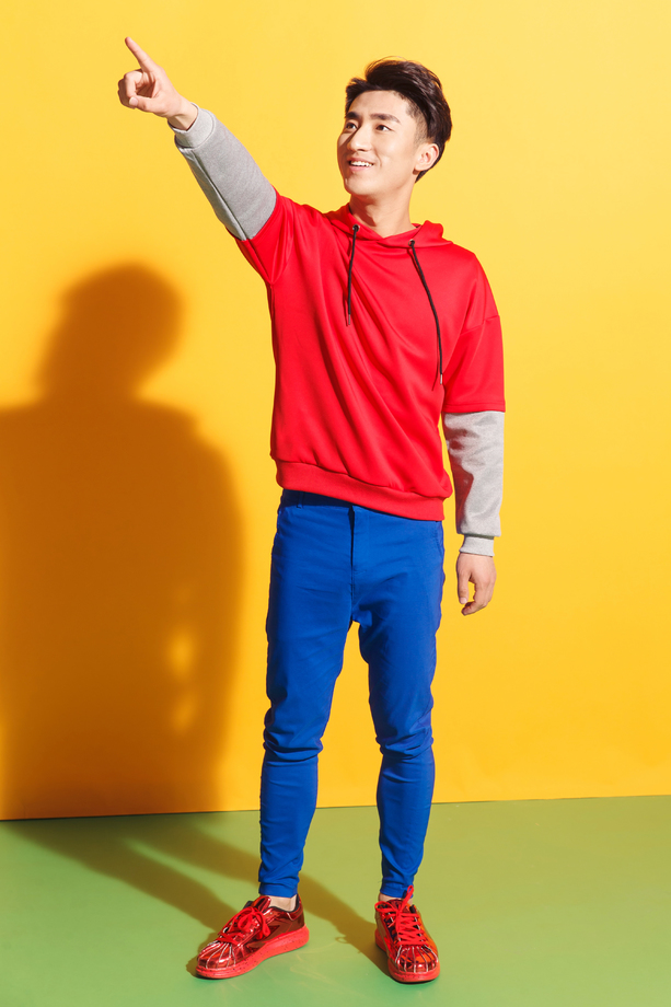 快乐的青年男人图片