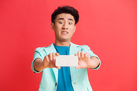 青年男人看手机