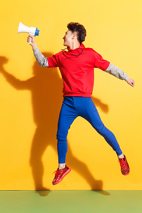 青年男人拿着话筒图片