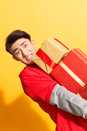青年男人抱着礼品盒