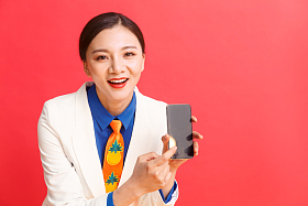 拿着手机的青年女人图片