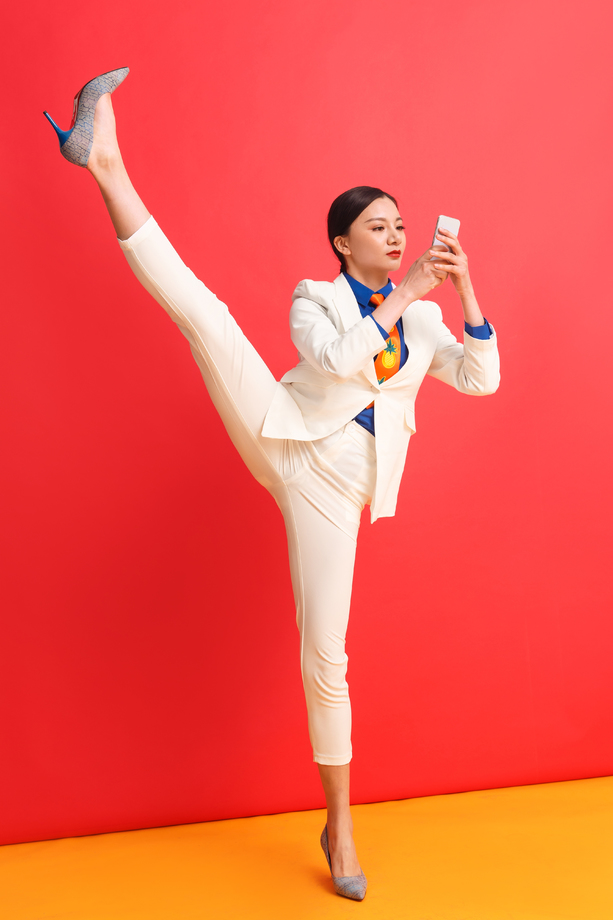 青年商务女人看手机图片