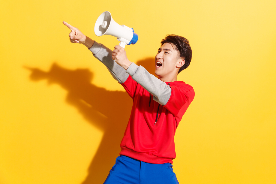青年男人拿着话筒