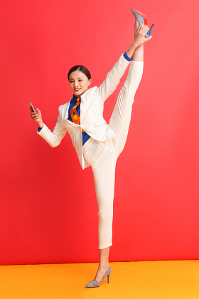 青年商务女人看手机图片